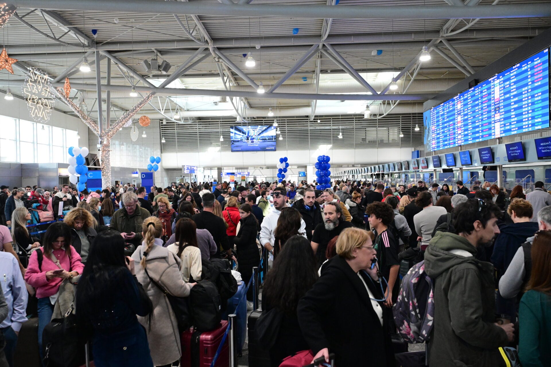 Χάος στα ελληνικά αεροδρόμια: Καθηλωμένα αεροσκάφη και ταλαιπωρία επιβατών