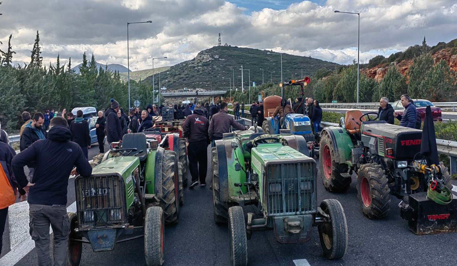 Αγρότες: Μέτωπα σε Τέμπη και Μπράλο – «Στο πόδι» η ΕΛΑΣ σε Αθήνα, Θεσσαλονίκη, Λάρισα, Πάτρα και Καλαμάτα