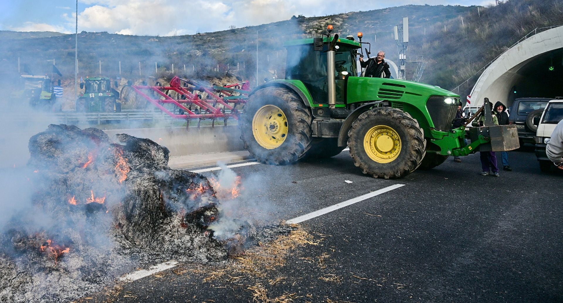 Κόπηκε στα δύο η χώρα – «Η αγροτιά σβήνει και δεν θα κάνουμε πίσω» λένε οι αγρότες