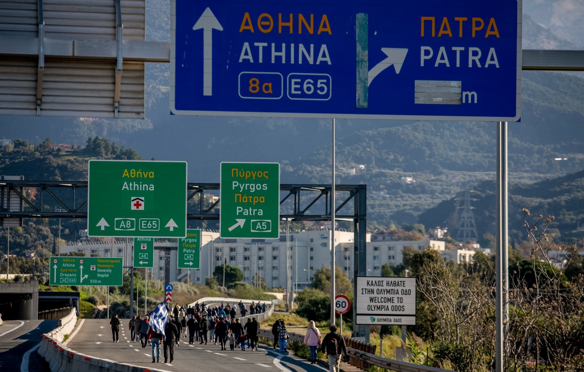 Οι αγρότες αιφνιδίασαν τους πάντες: Άνοιξαν τις μπάρες στα διόδια της γέφυρας Ρίου-Αντιρρίου