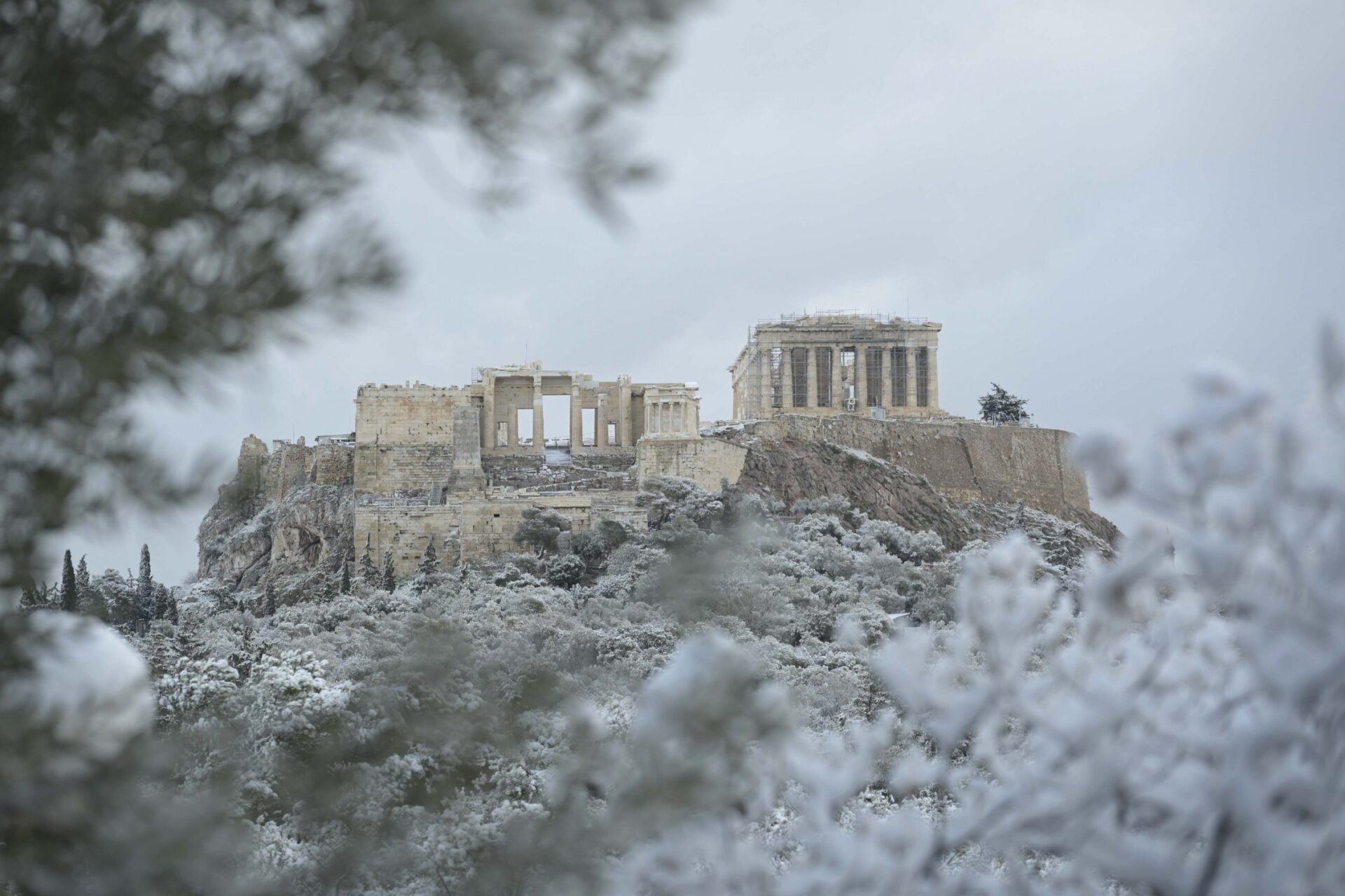 Ο καιρός αγριεύει και οι μετεωρολόγοι… πλακώνονται για το αν θα χιονίσει