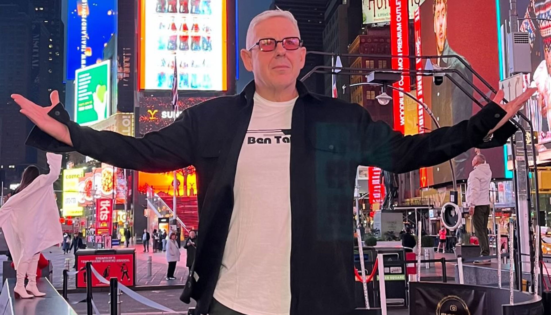 «Κόλακες, σφουγγοκολάριοι και γλείφτες» – Ο Τάσος Δούσης τα λέει έξω από τα δόντια