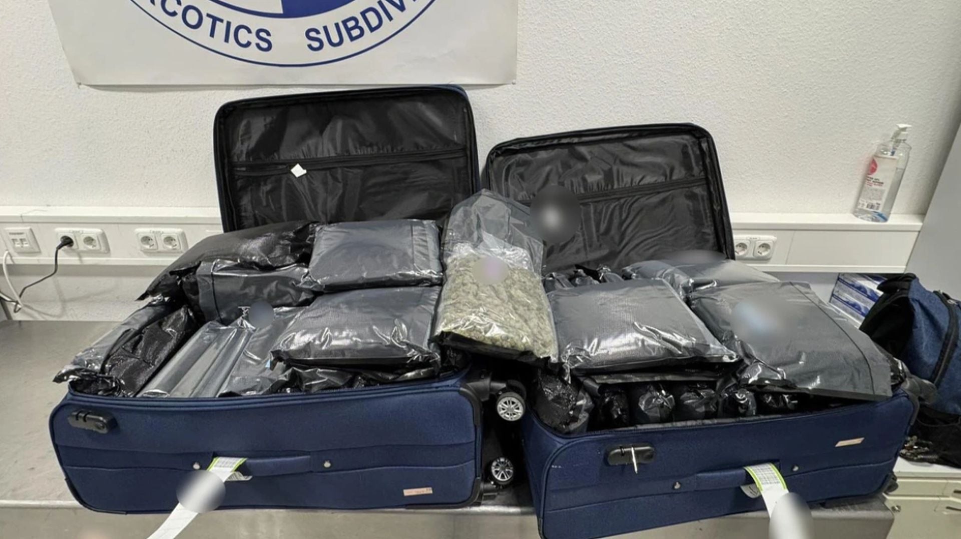 «Ελ. Βενιζέλος»: Στα χέρια της ΕΛΑΣ τρεις γυναίκες – Είχαν στις βαλίτσες τους 73 κιλά κάνναβης 