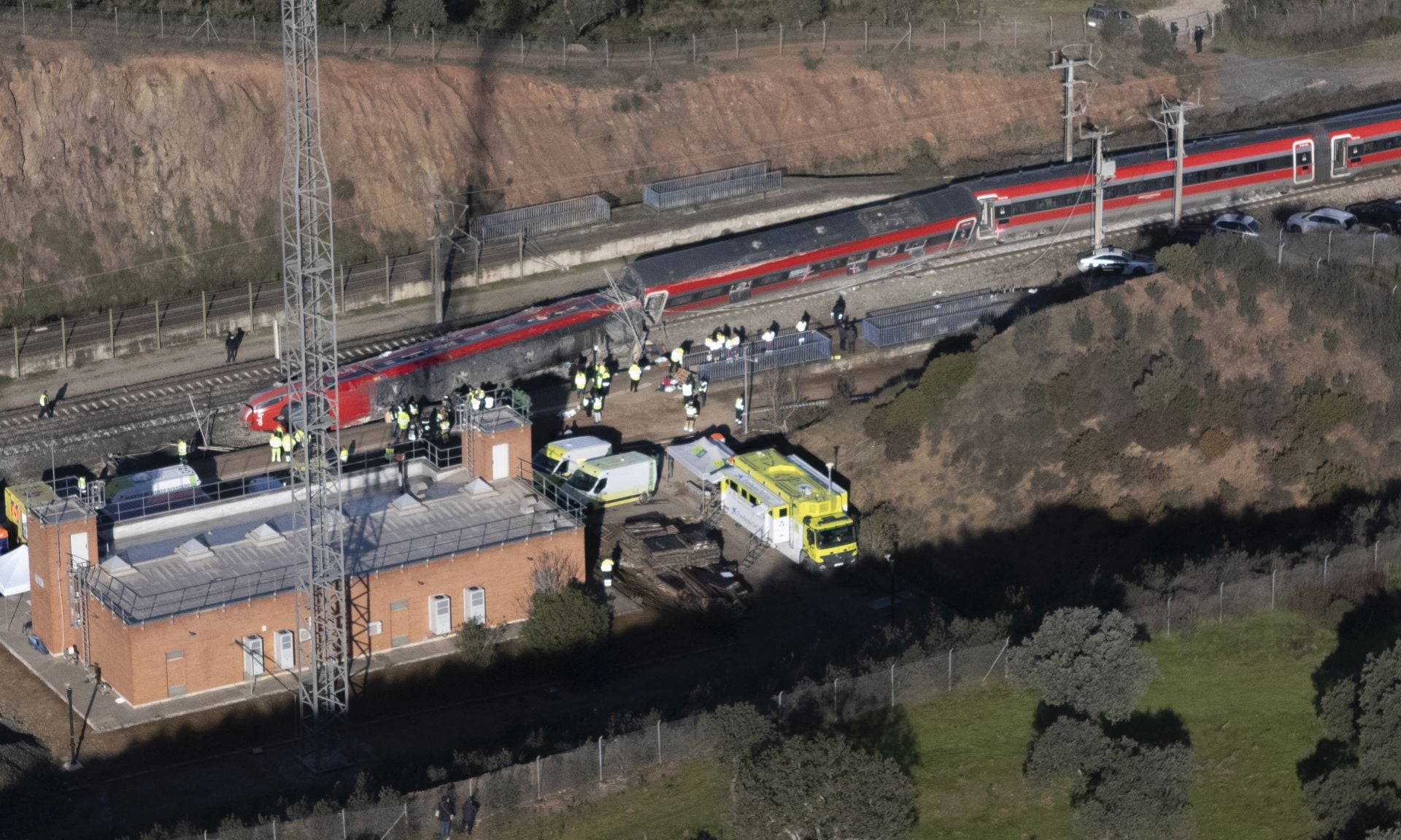 Είχαν προειδοποιήσει οι μηχανοδηγοί – Τριήμερο εθνικό πένθος στην Ισπανία για το σιδηροδρομικό δυστύχημα