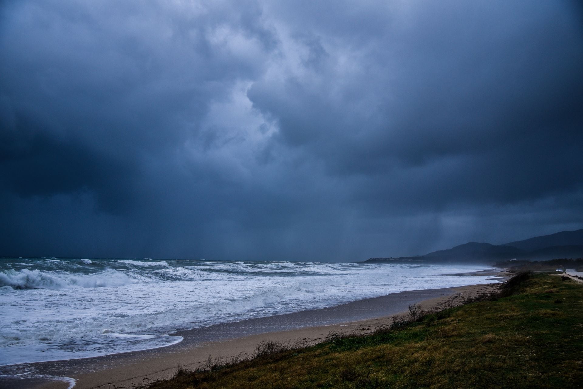 Καιρός: Καταιγίδες, θυελλώδεις άνεμοι και σταδιακή πτώση της θερμοκρασίας