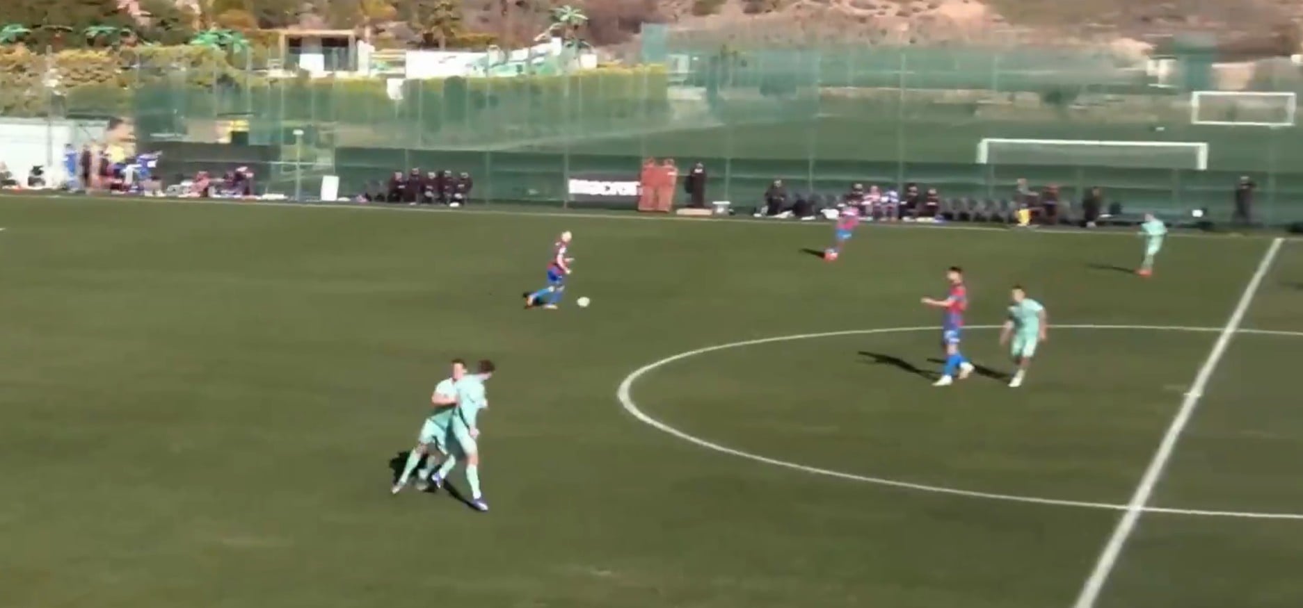 Το βίντεο με πρωταγωνιστή Έλληνα ποδοσφαιριστή που κάνει τον γύρο του κόσμου – Δέχτηκε επίθεση από συμπαίκτη του!