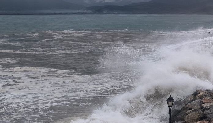 Ραφήνα: Δημοσιογράφος δέχεται χτύπημα από κύμα την ώρα ζωντανού ρεπορτάζ Κύματα