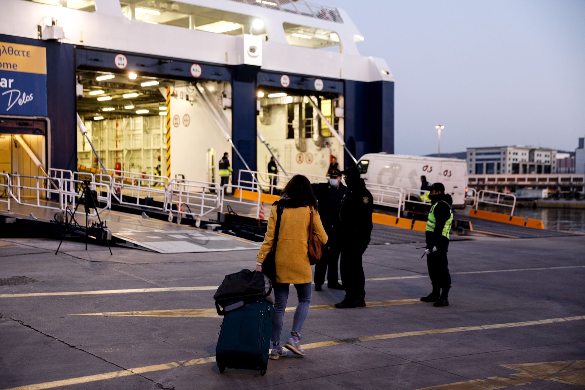 Επιστροφή στην κανονικότητα στα λιμάνια – Ανακούφιση για χιλιάδες εγκλωβισμένους ταξιδιώτες