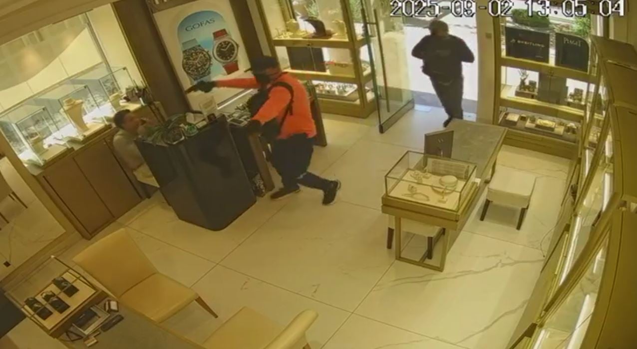 «Ροζ Πάνθηρες»: Βίντεο ντοκουμέντο από την ένοπλη ληστεία σε κοσμηματοπωλείο στη Χαλκιδική