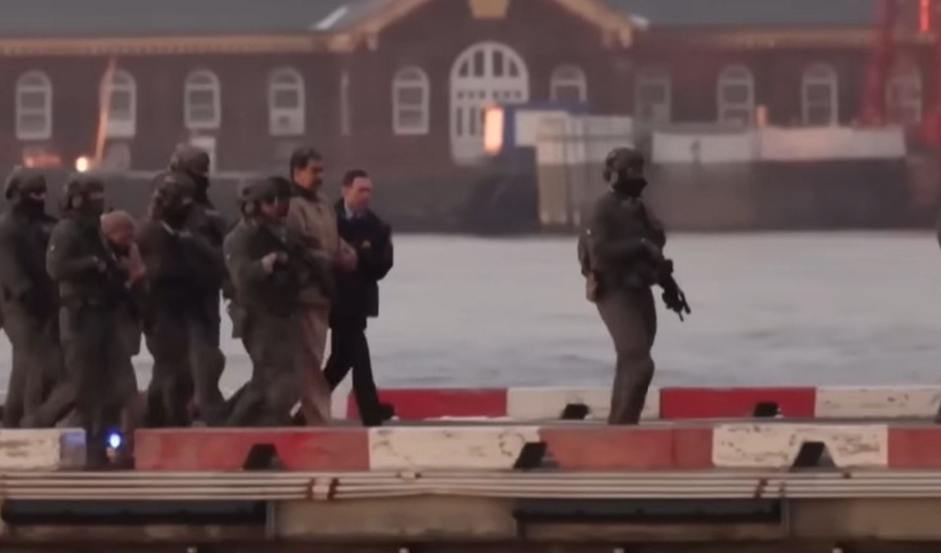 Μαδούρο: Με χειροπέδες στο δικαστήριο του Μανχάταν – Εικόνες από τη μεταγωγή του