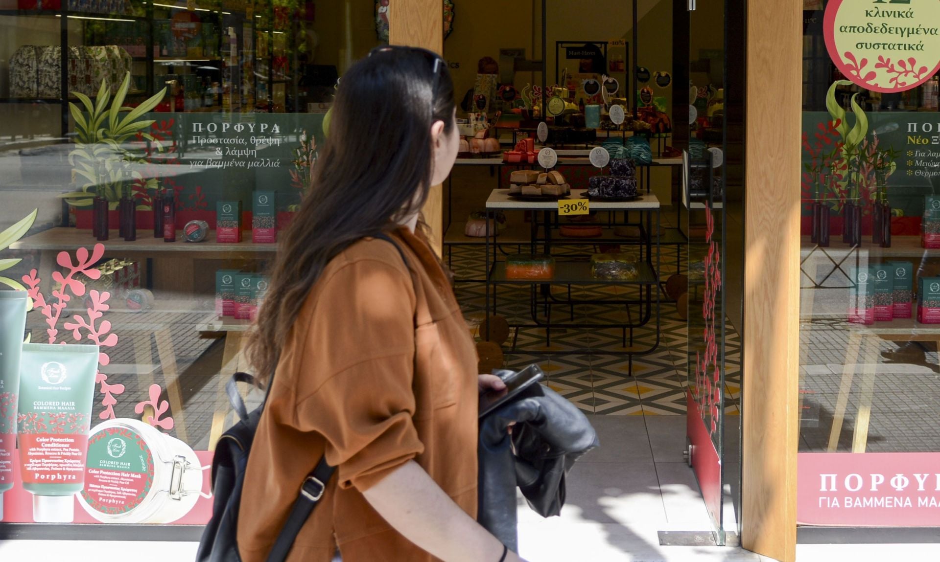 Άλλος ένας δήμος καταργεί την Κυριακάτικη αργία