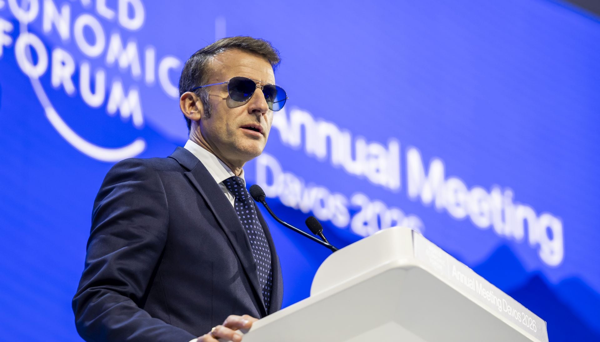 Μακρόν: Με γυαλιά… αεροπορίας και αιχές κατά του Τραπ στο Νταβός