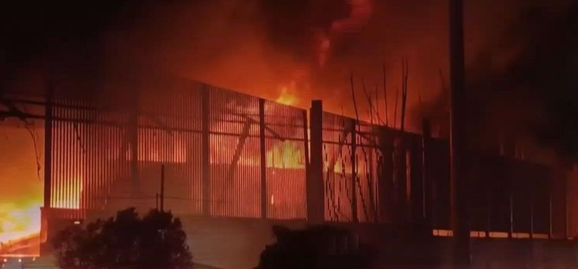 Μενίδι: Ανεξέλεγκτη φωτιά σε εργοστάσιο πλαστικών – Ήχησε το 112