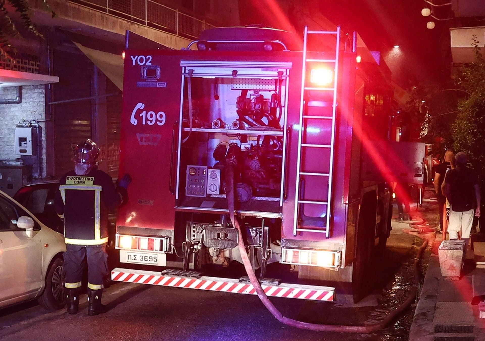 Στις φλόγες τυλίχθηκε κατάστημα στη Νέα Σμύρνη – Καταστράφηκε ολοσχερώς