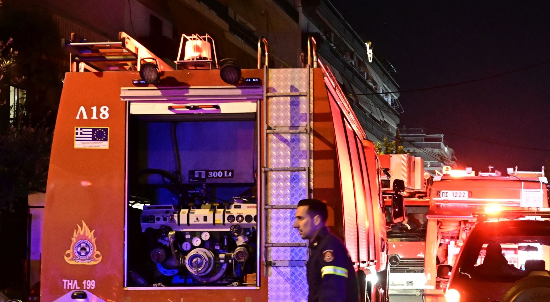 Νυχτερινή πυρκαγιά στο κέντρο της Αθήνας – Απεγκλωβίστηκαν τέσσερα άτομα