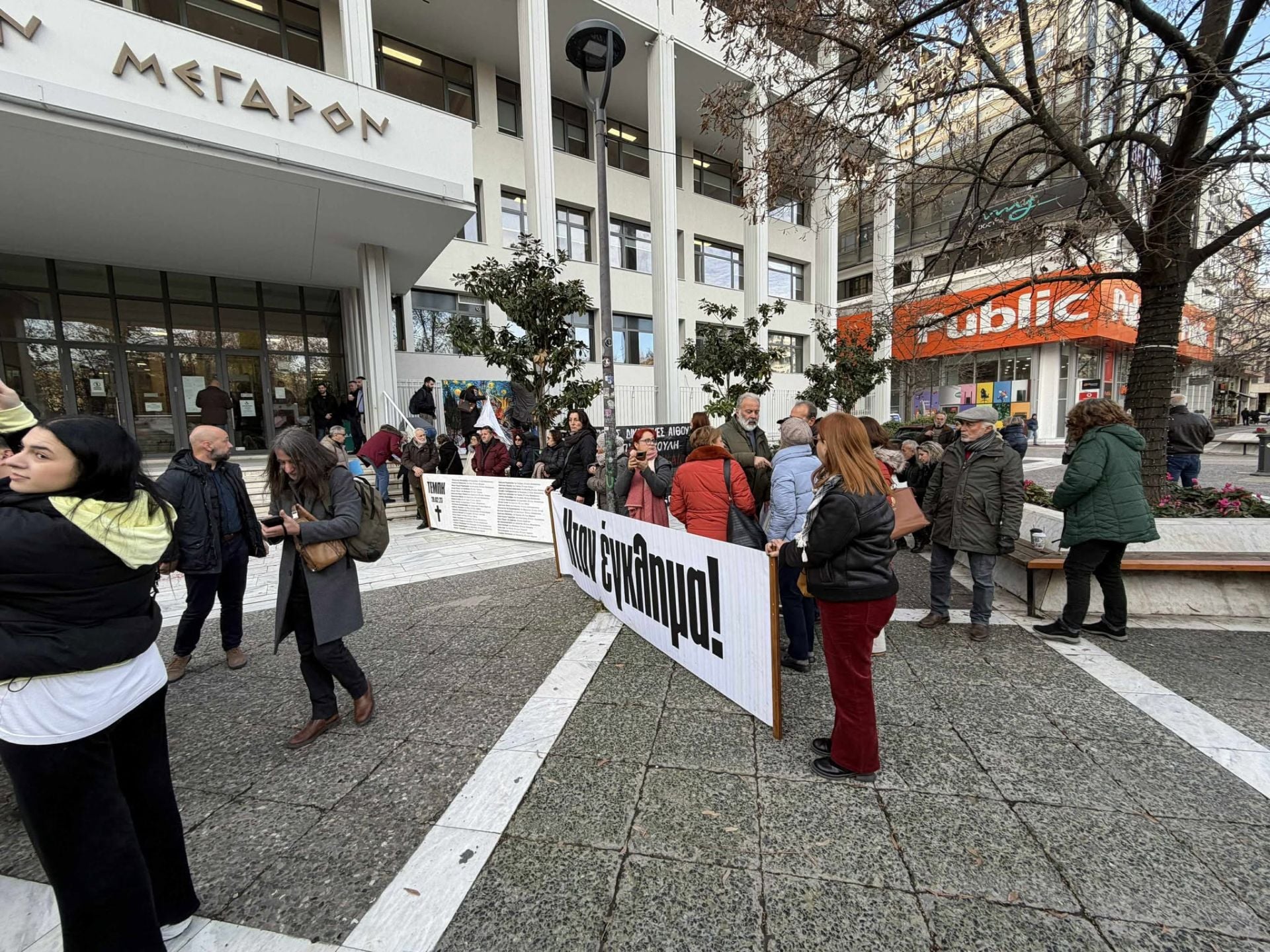 Τέμπη: Ένταση στη δίκη για τα χαμένα βίντεο – Οργή Καρυστιανού κατά Κωνσταντοπούλου