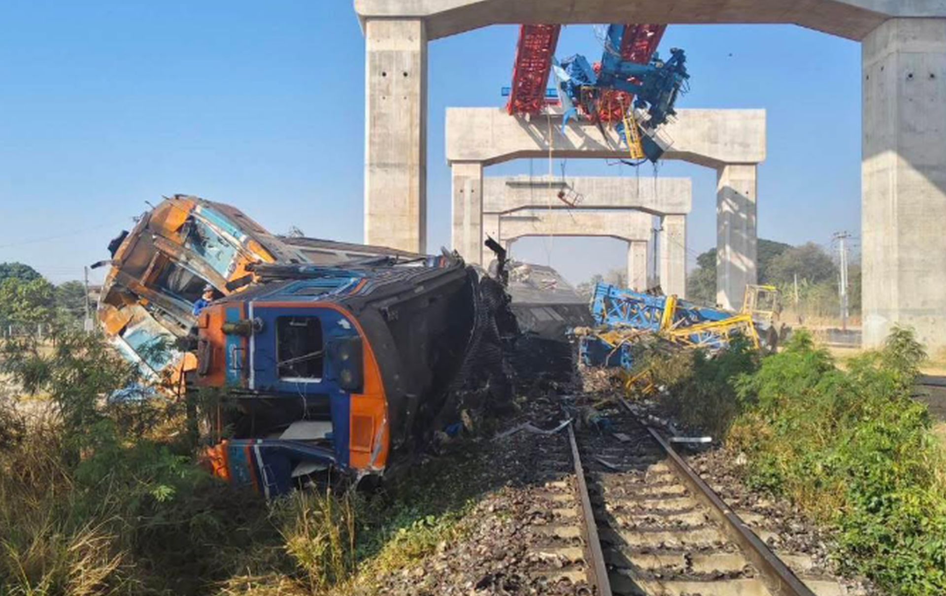 Τραγωδία στην Ταϊλάνδη: Γερανός έπεσε σε τρένο – Τουλάχιστον 22 νεκροί