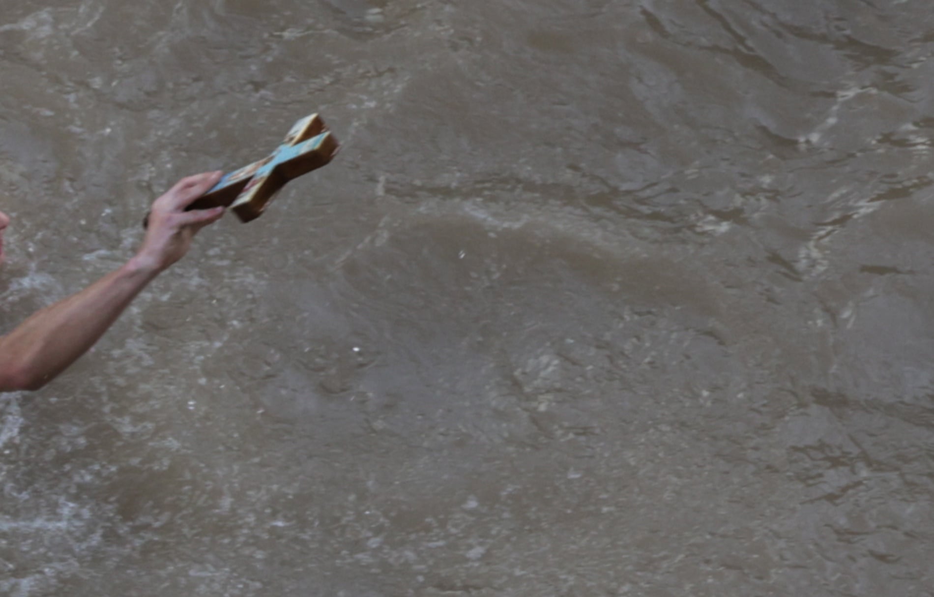 Κύπρος: Άνδρας που βούτηξε για τον σταυρό τον πήρε και εξαφανίστηκε