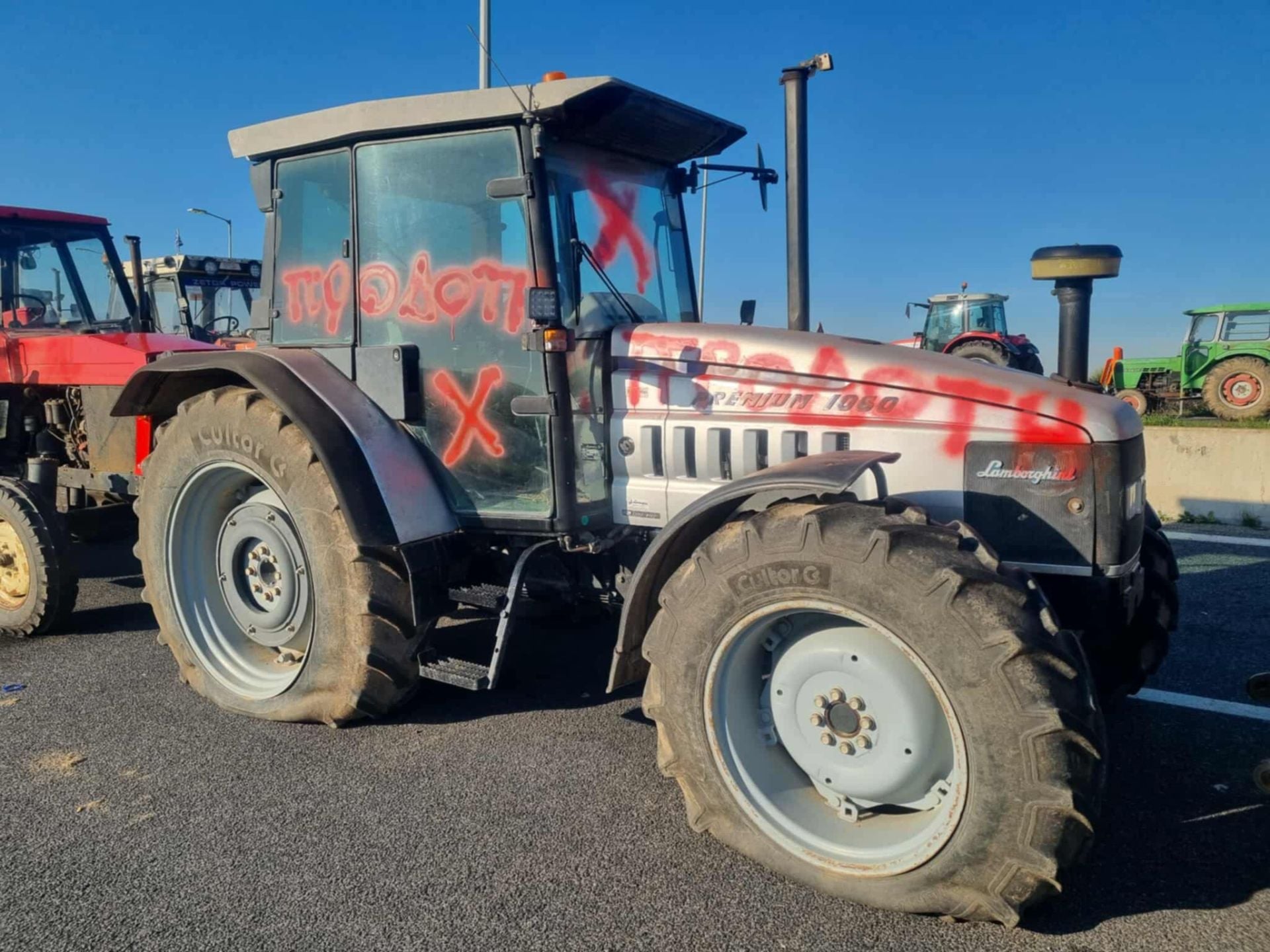 Μπλόκο Νίκαιας: Συνθήματα και σκασμένα λάστιχα στα τρακτέρ αγροτών που πήγαν στο Μαξίμου