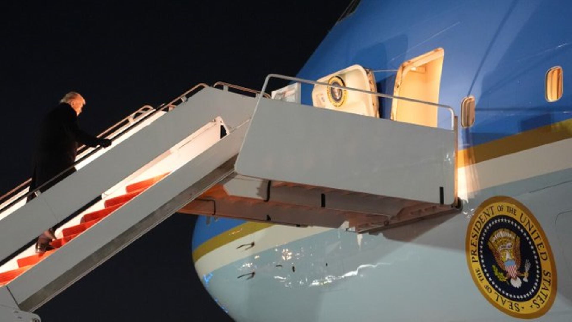 Τεχνικό πρόβλημα στο Air Force One ανάγκασε τον Τραμπ να επιστρέψει στη βάση Άντριους