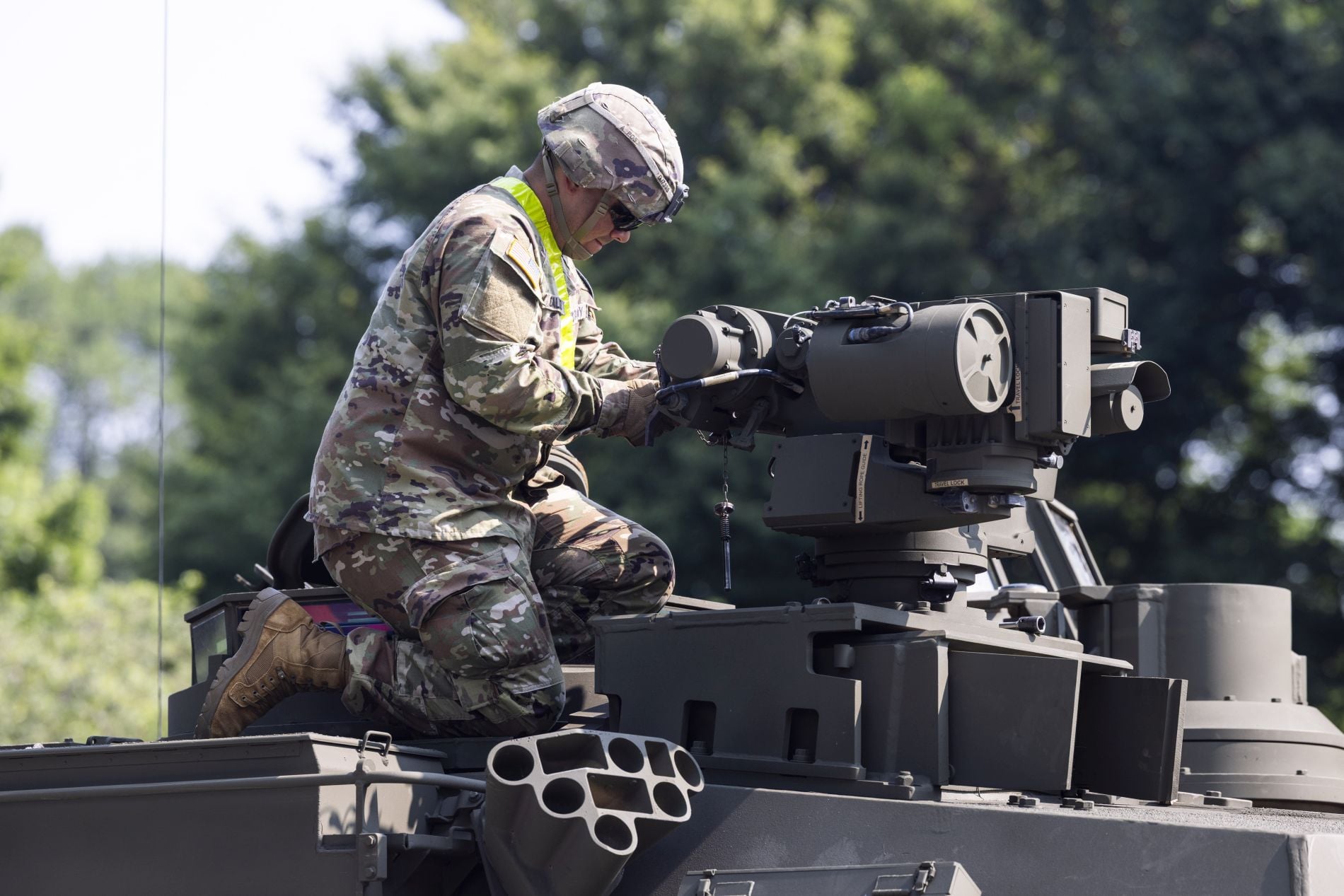 Στρατιώτης, άρμα μάχης, κείμενο Anthropic