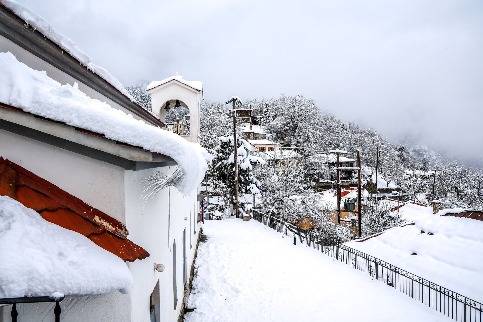 Καιρός: Βαρυχειμωνιά εξπρές – Πού θα χιονίσει τις επόμενες ώρες