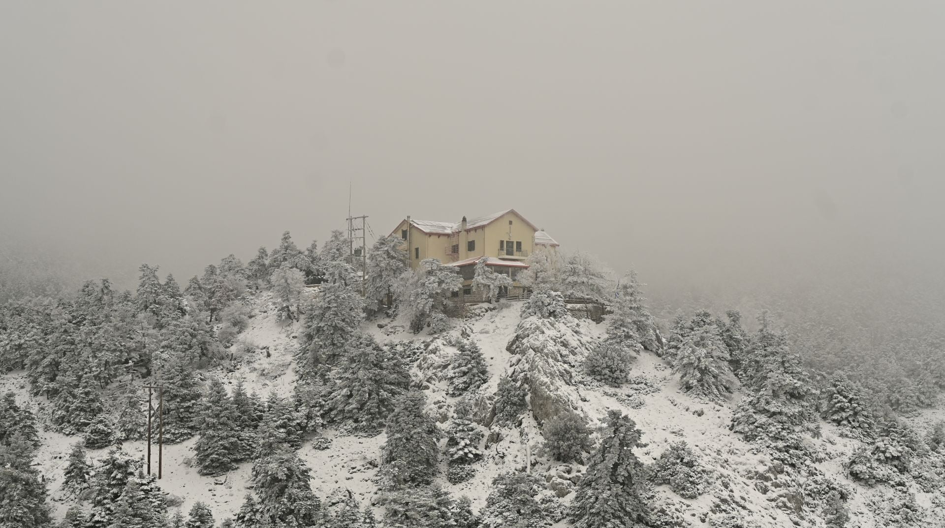 Σε λευκό κλοιό η χώρα, πυκνή χιονόπτωση και στην Πάρνηθα – Δείτε βίντεο