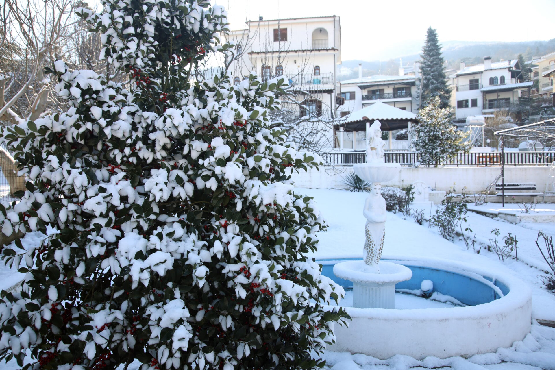 «Ασπρίζει» η Θεσσαλονίκη – Τα πρώτα χιόνια έκαναν την εμφάνισή τους