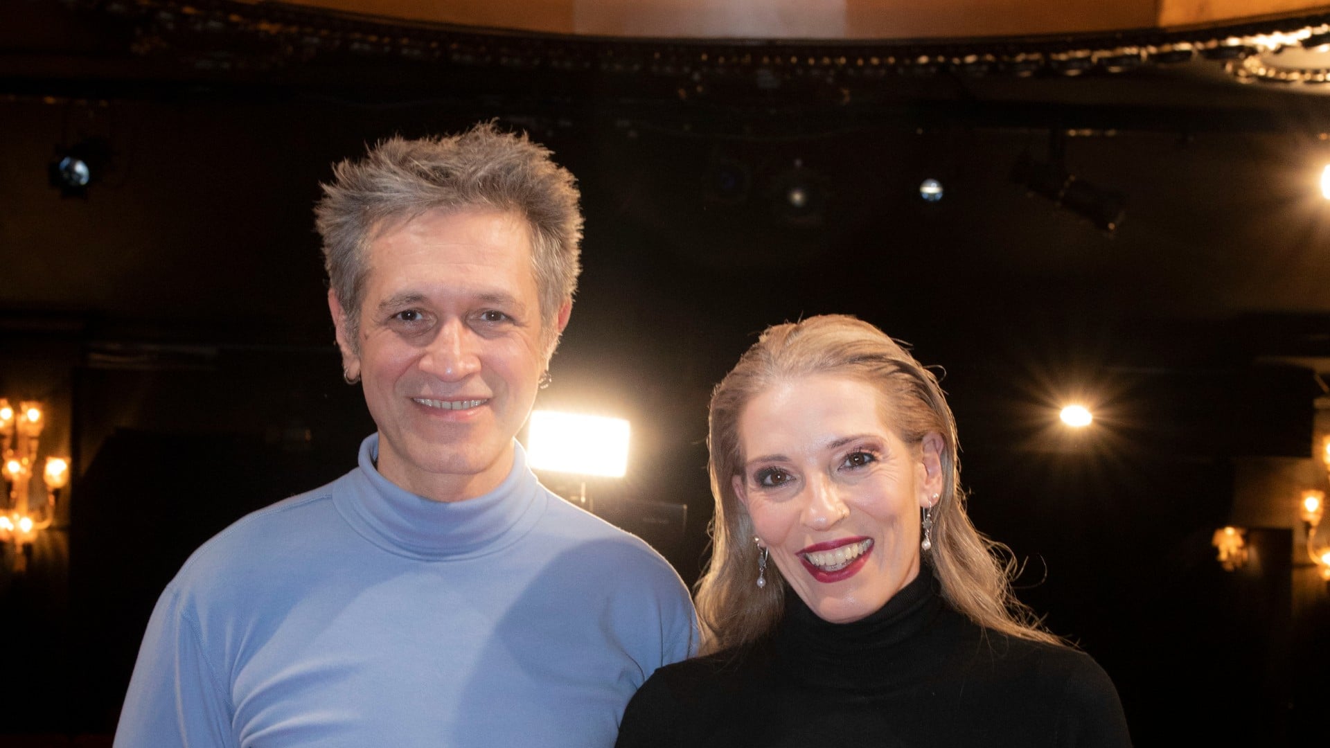 Η αστυνομία εισέβαλλε στο θέατρο την ώρα της παράστασης του Αιμίλιου Χειλάκη