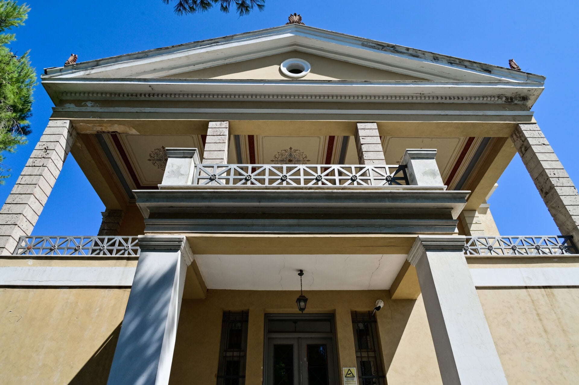 Τι ψάχνουν οι εφοριακοί σε νεοκλασικό στο κέντρο της Αθήνας