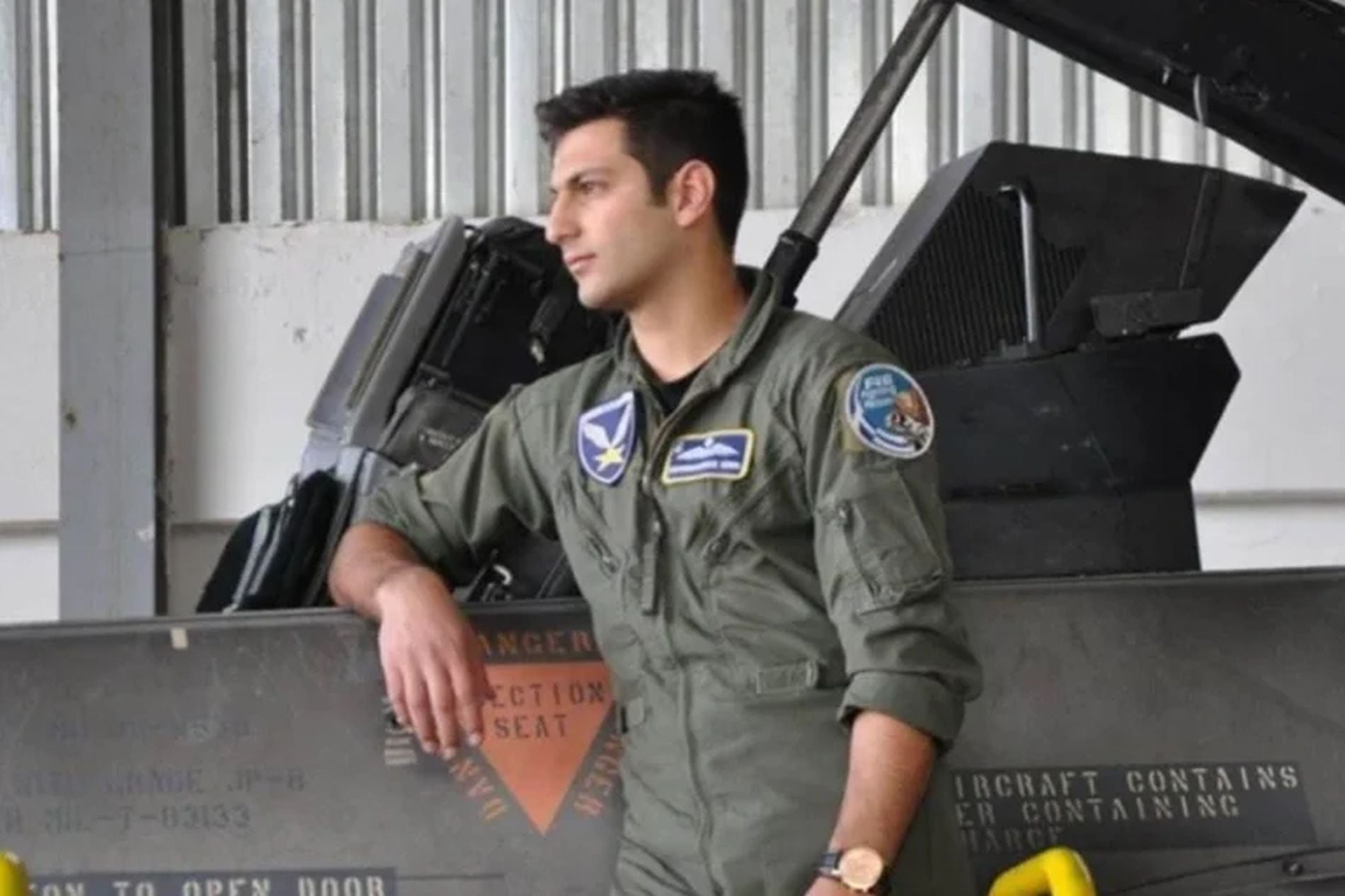 Εικόνα του υποσμηναγού Γαρεφαλάκη σε μαχητικό