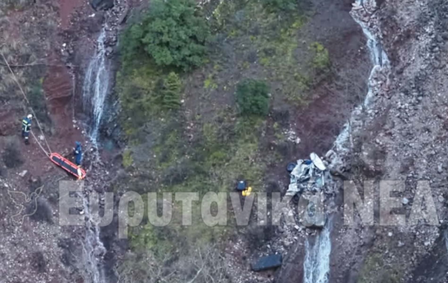 Αδιανόητο τροχαίο στην Ευρυτανία: Αυτοκίνητο έπεσε σε γκρεμό 300 μέτρων