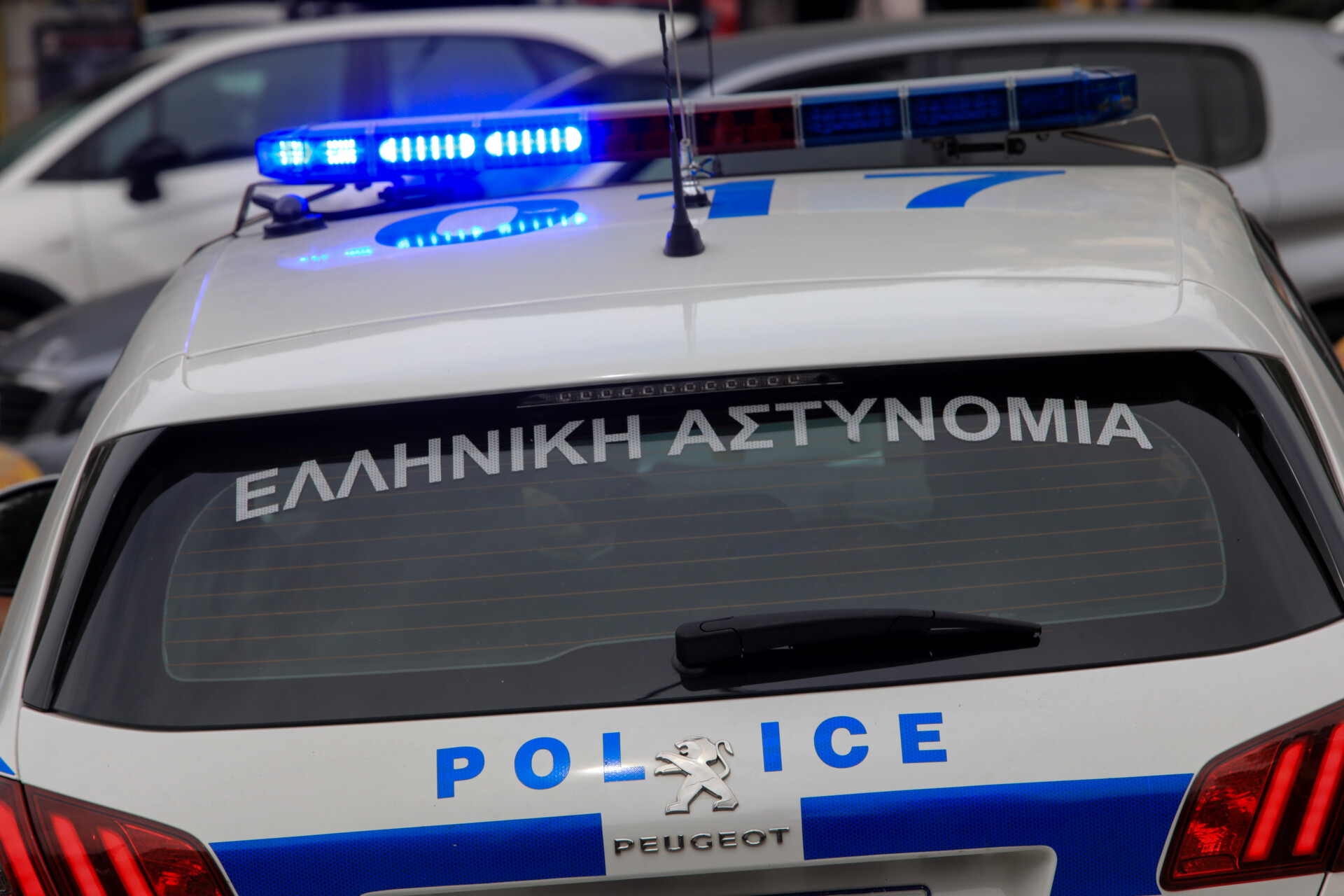 Συναγερμός στη Θεσσαλονίκη: Άνδρας με αλυσοπρίονο έξω από σπίτι – Μέσα βρίσκεται μητέρα με τα παιδιά της