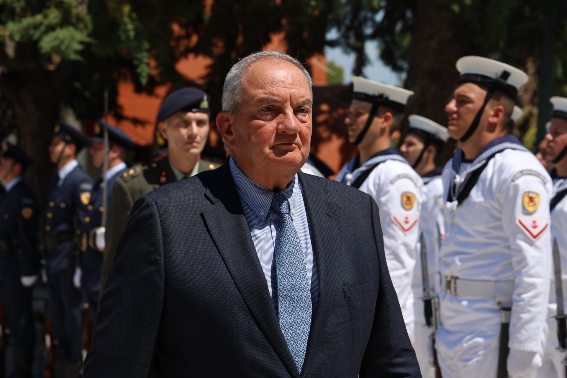 Τρία όχι για κριτική σε Καραμανλή