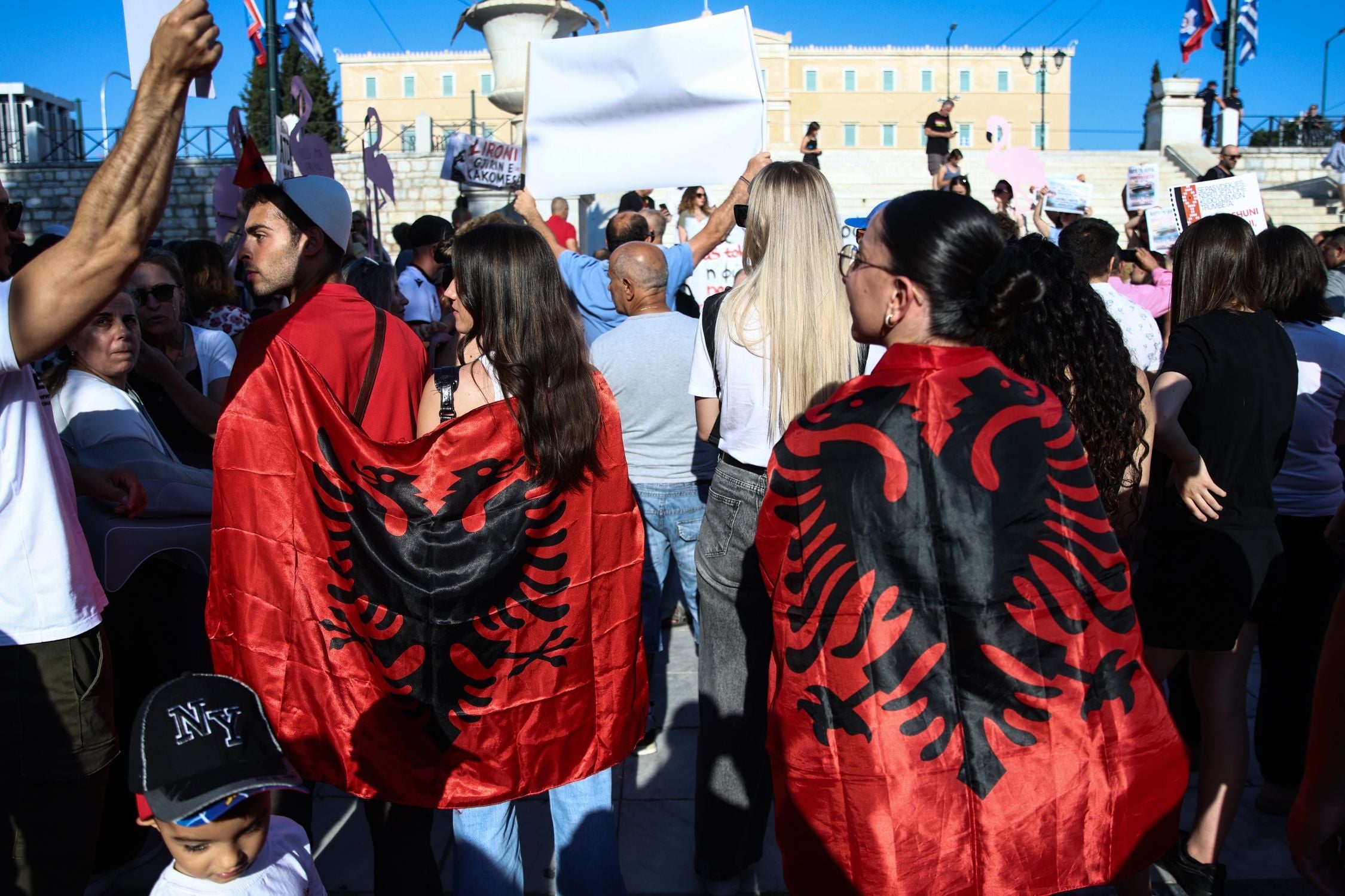 Αλβανοί διαδήλωσαν στο Σύνταγμα κατά των τουριστικών σχεδίων του Κούσνερ