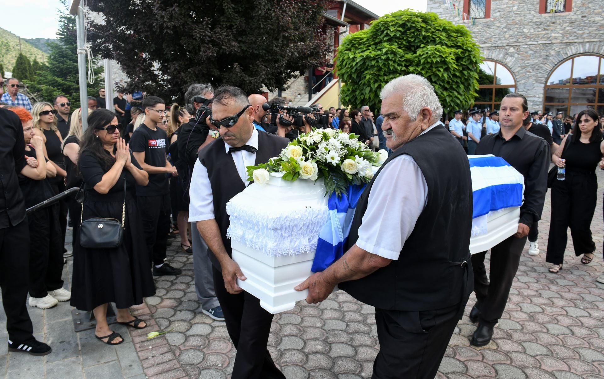 Δράμα: Οδύνη στην κηδεία της 45χρονης αστυνομικού – Με την ελληνική σημαία το φέρετρο