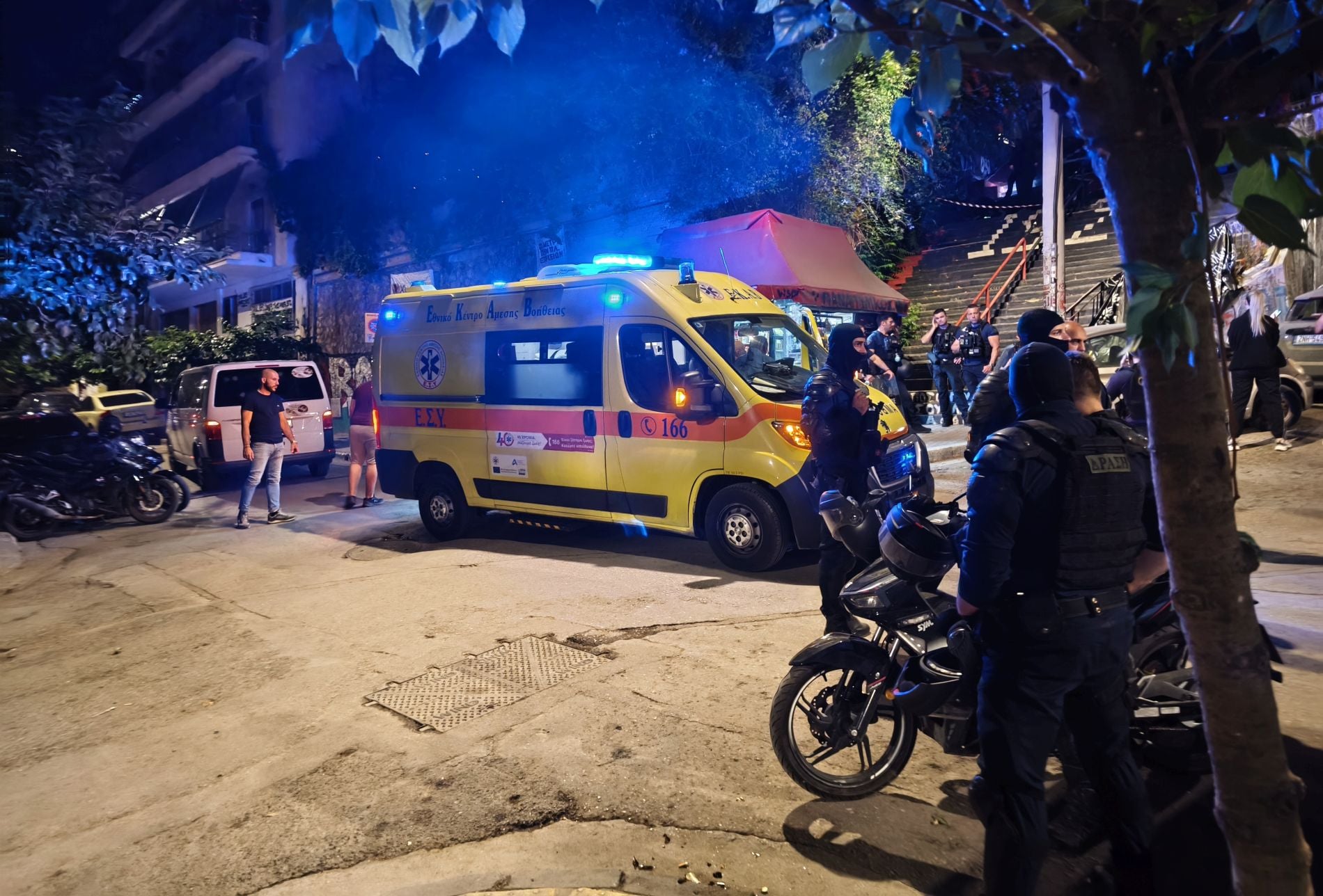 Εξάρχεια, αστυνομία, ασθενοφόρο