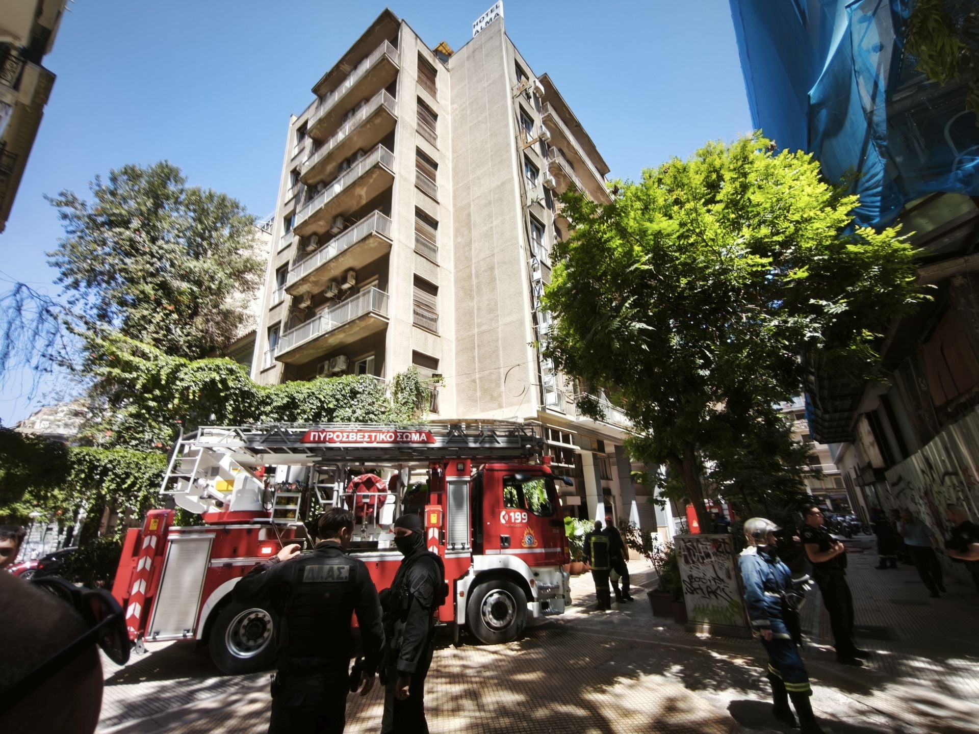 Ομόνοια: Έσβησε η φωτιά σε ξενοδοχείο – Ένας τραυματίας και προληπτική εκκένωση λόγω καπνών