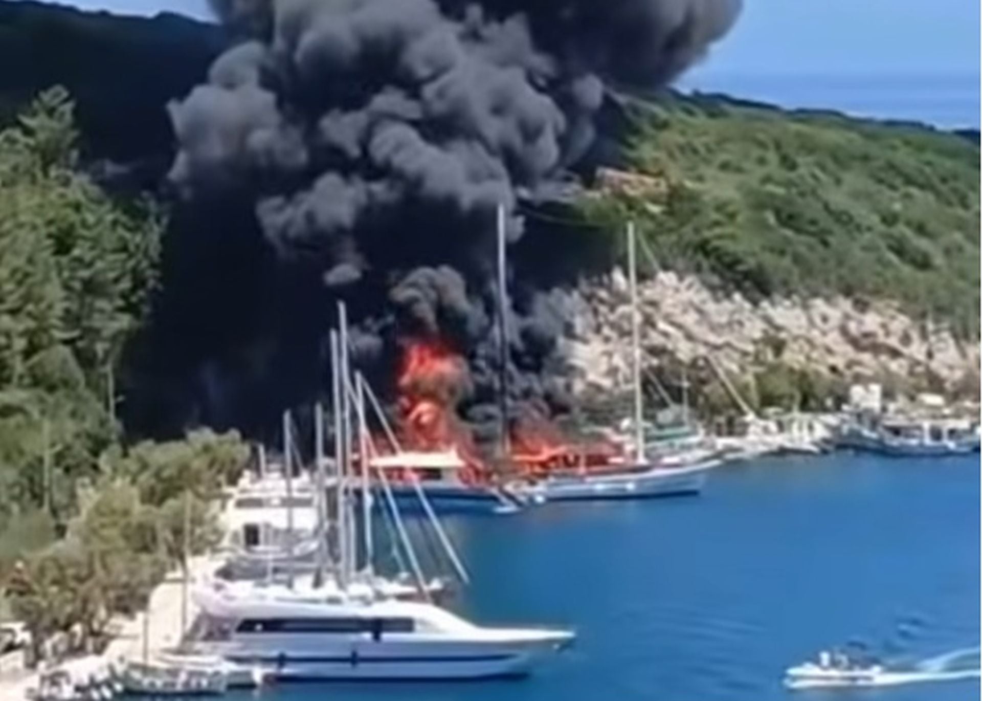 Παξοί: Χειροπέδες σε κυβερνήτη σκάφους για τη φωτιά στο λιμάνι