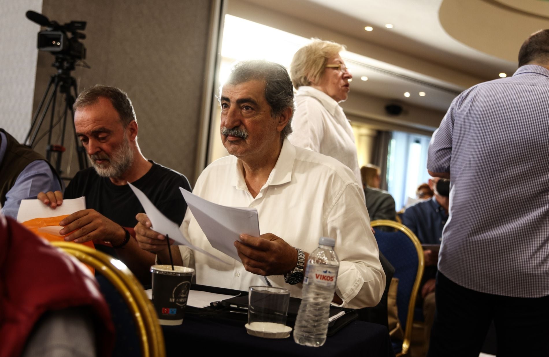 Ο Παύλος Πολάκης την ώρα που μιλούσε ο Σωκράτης Φάμελλος