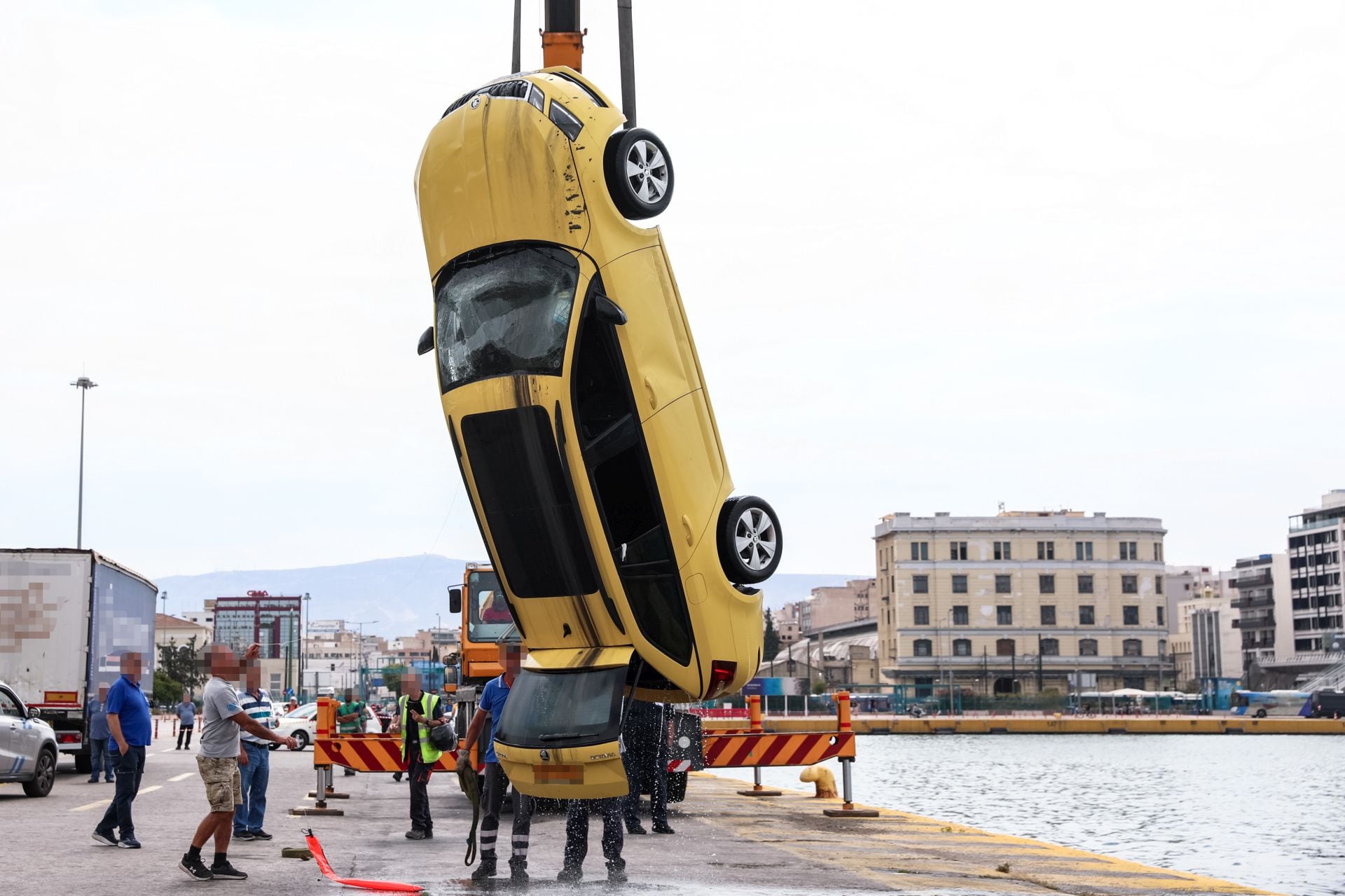 Τραγωδία στο λιμάνι του Πειραιά: Ταξί έπεσε στη θάλασσα – Νεκρός ο οδηγός