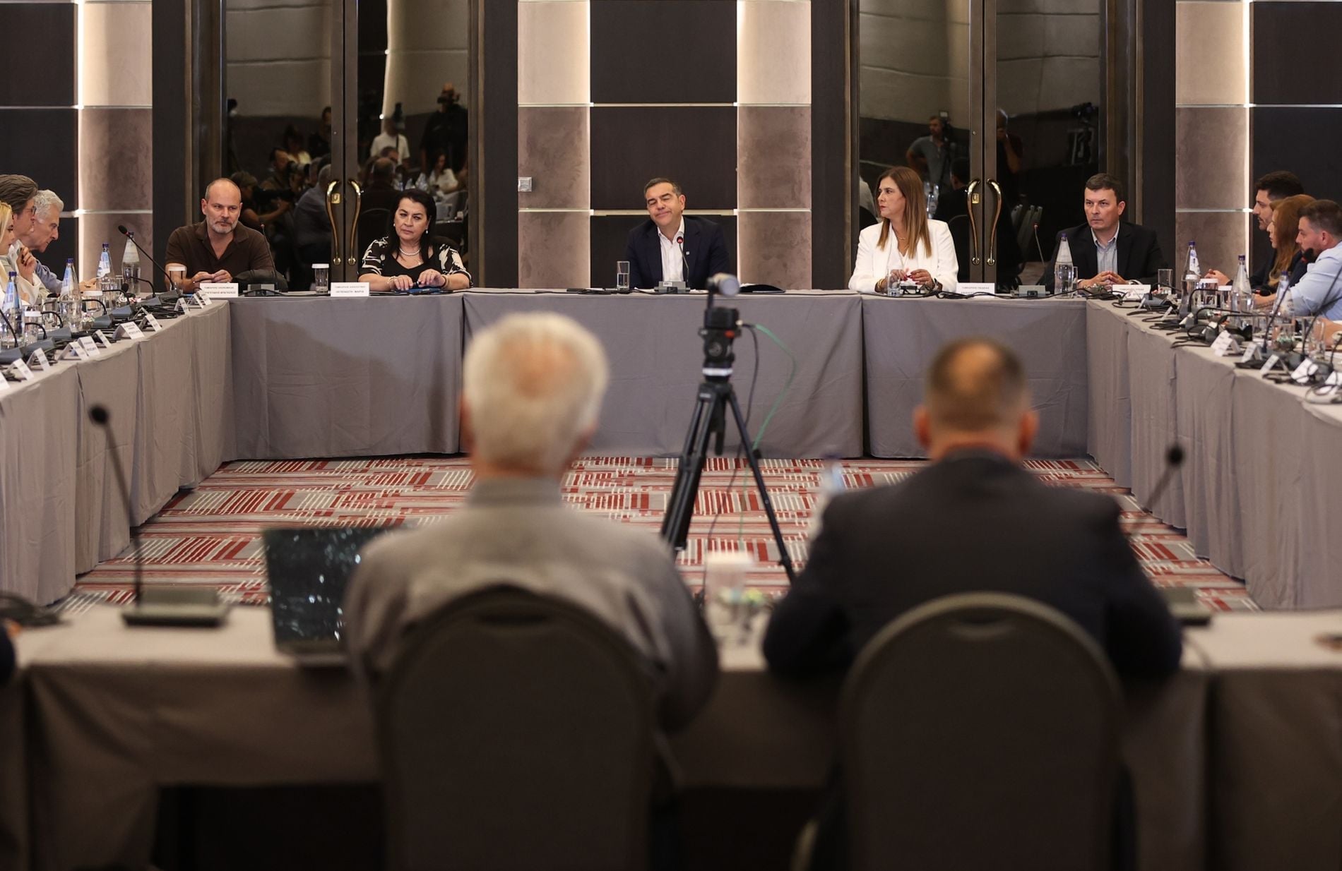 Εικόνα Τσίπρα με τομεάρχες ΕΛΑΣ