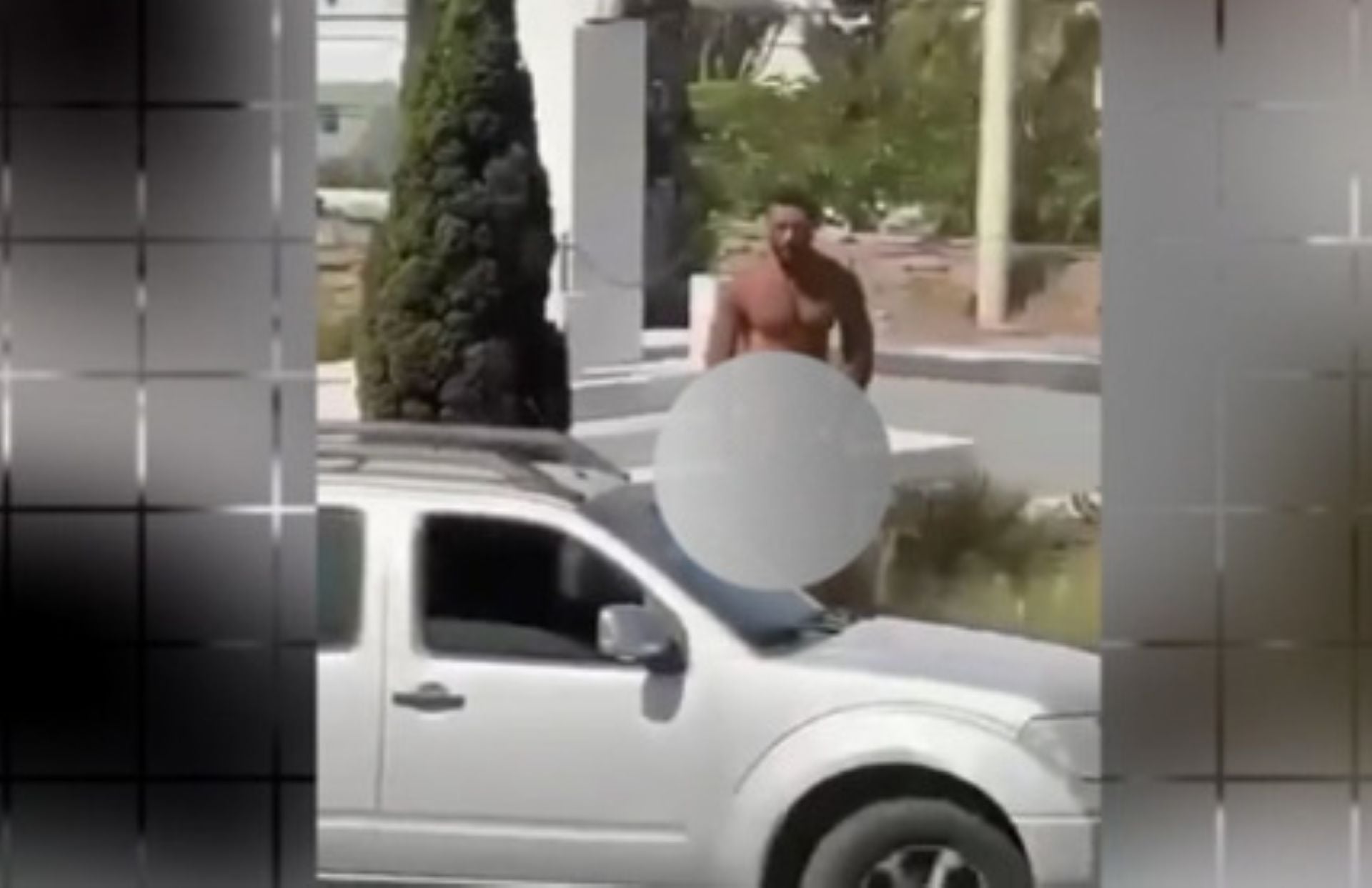Σάλος στη Μύκονο: Γυμνός τουρίστας πόζαρε μπροστά στο άγαλμα του Καραμανλή