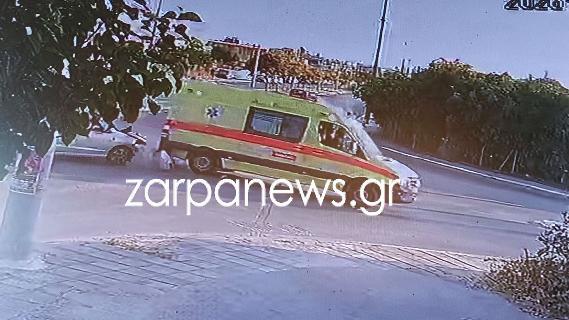 Χανιά: Καρέ-καρέ η σφοδρή σύγκρουση ασθενοφόρου με ΙΧ – «Από θαύμα ζει ο διασώστης που έκανε ΚΑΡΠΑ»