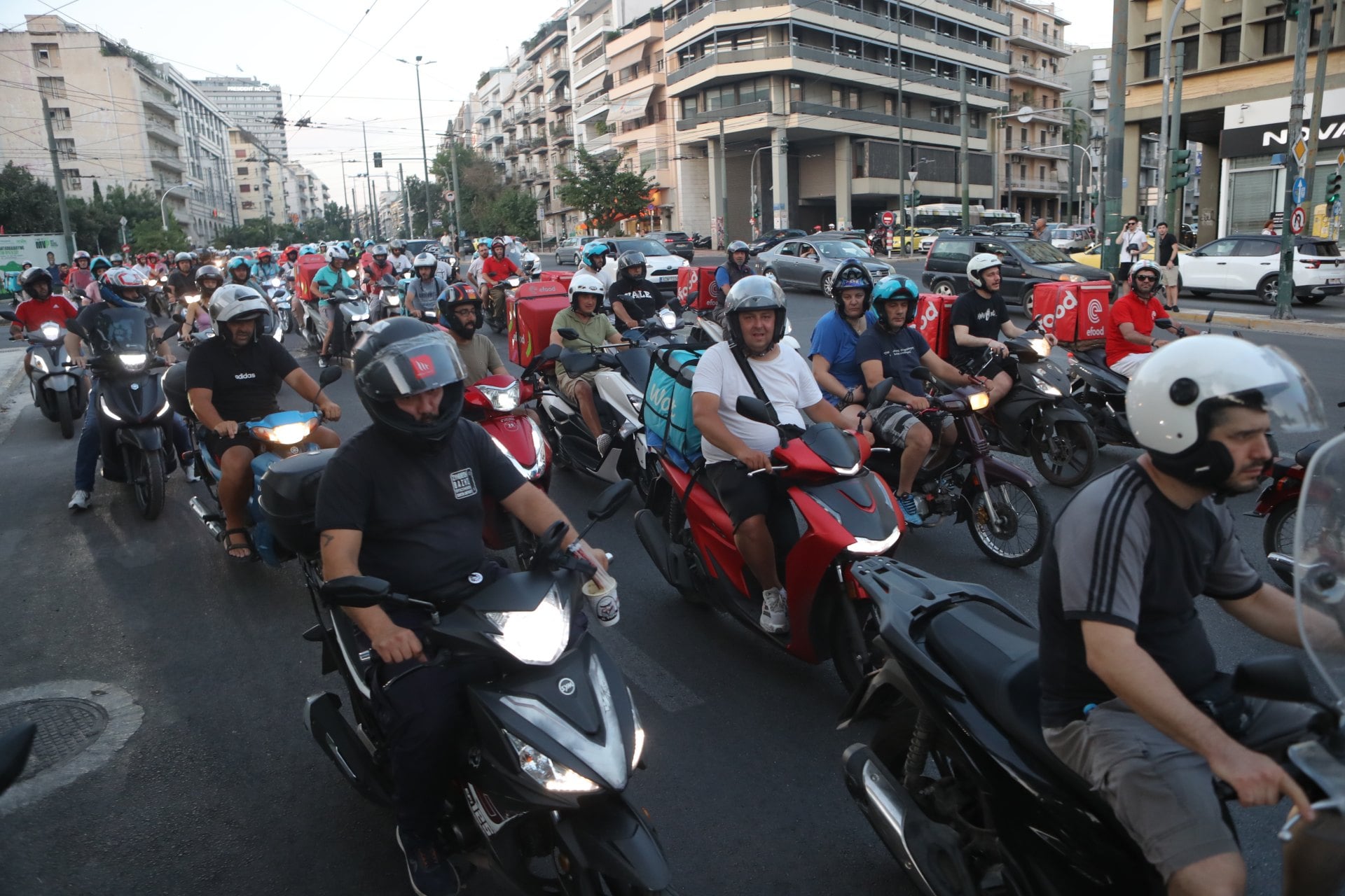 Μοτοπορεία διανομέων «κόντρα» στο Μουντιάλ – «Ζητάμε να αμειβόμαστε με αυτό που μας αναλογεί»