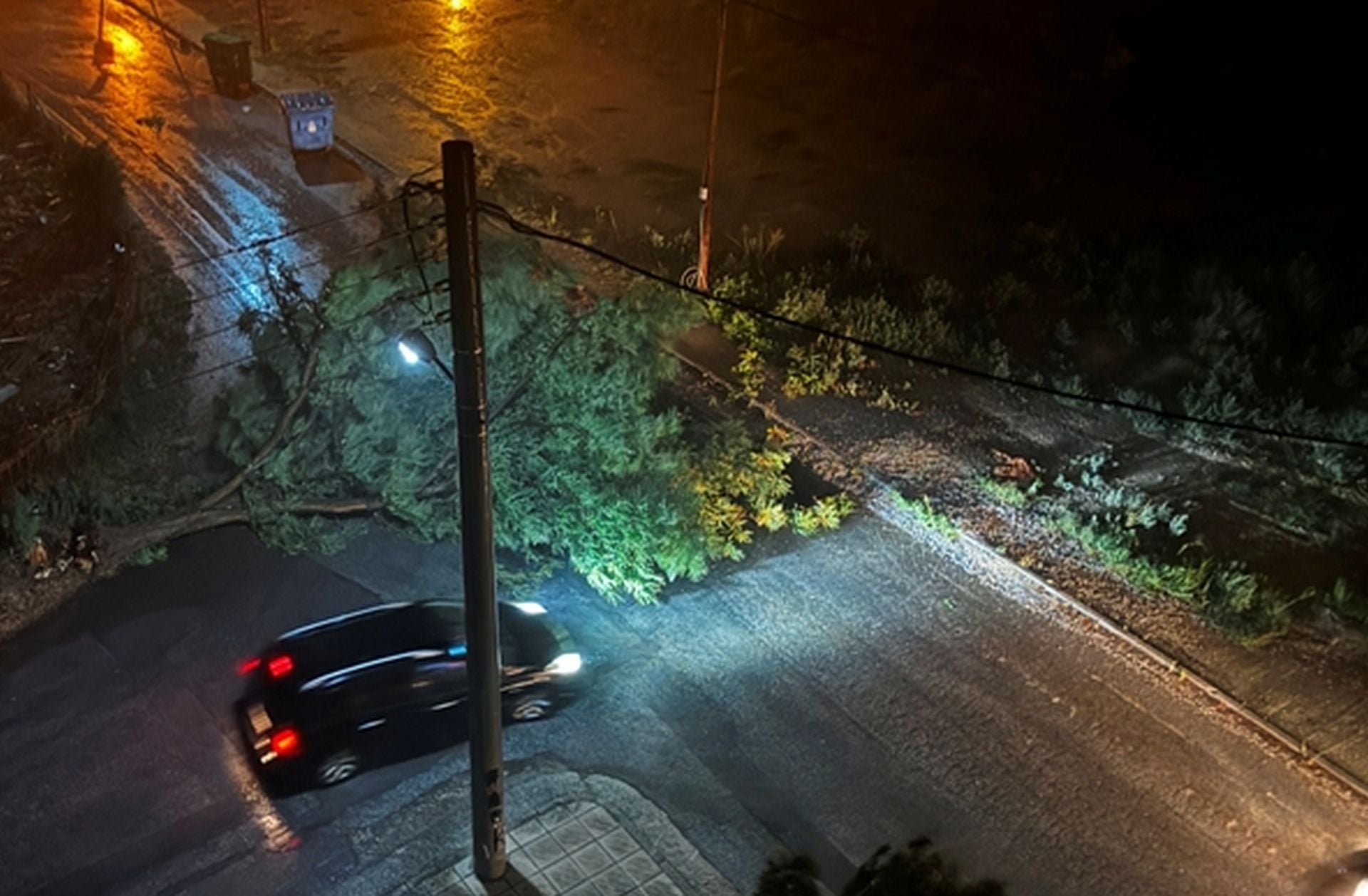 Δρόμοι «ποτάμια», εγκλωβισμένοι οδηγοί και ζημιές σε Δράμα και Κομοτηνή από έντονα καιρικά φαινόμενα