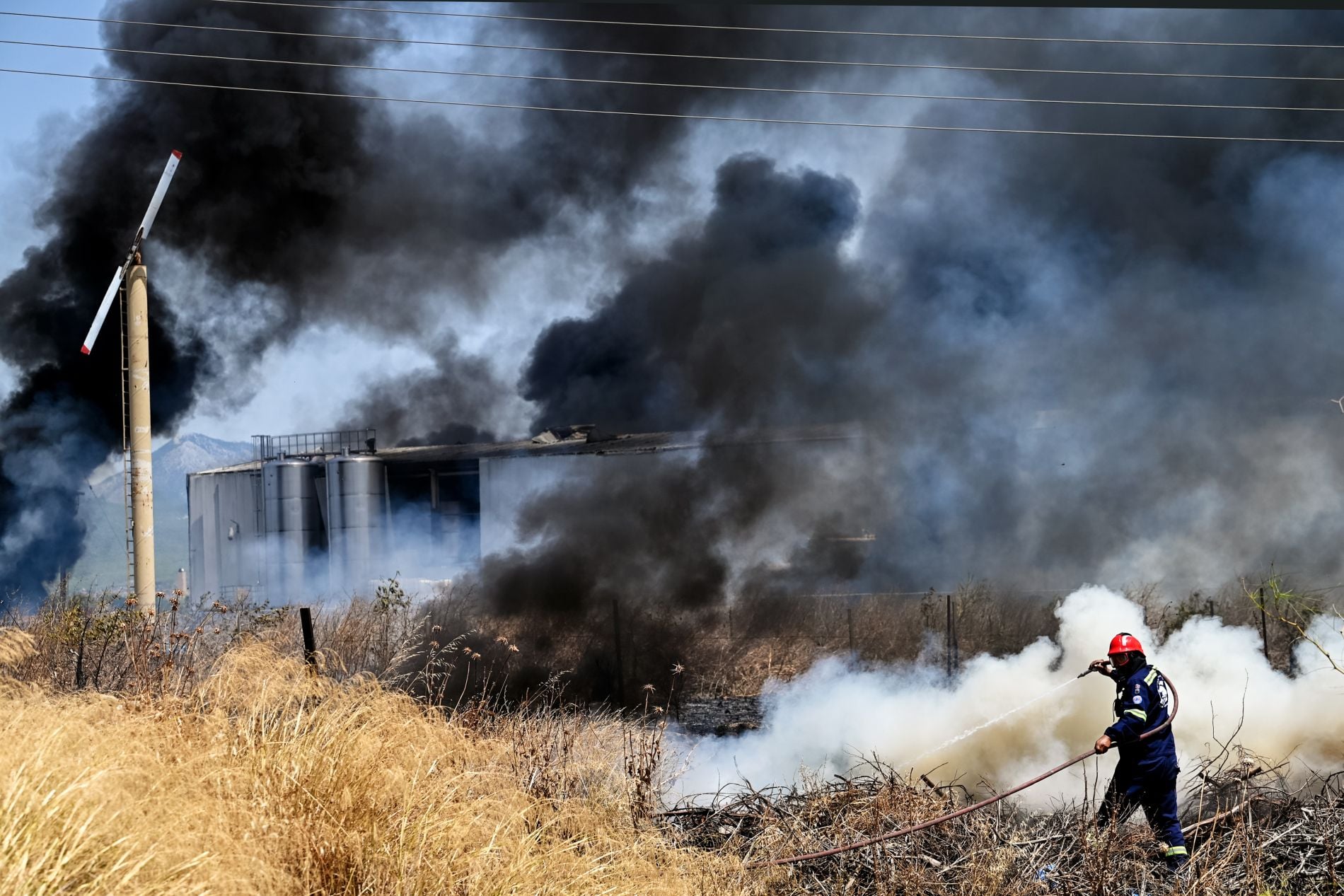 Κορινθία: Έκρηξη και πυρκαγιά σε εργοστάσιο στα Εξαμίλια – Εντοπίστηκε η σορός ενός άνδρα
