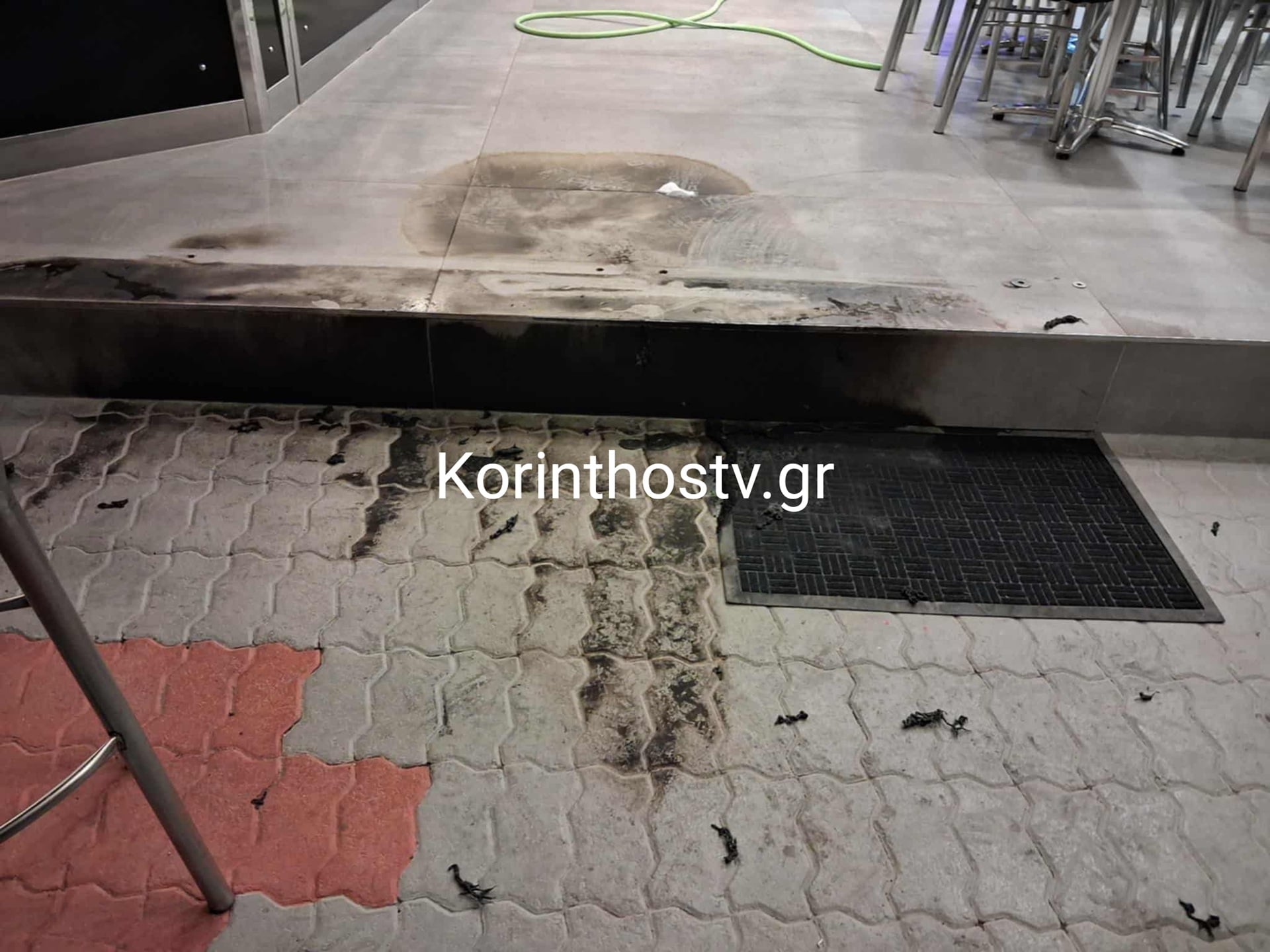 Βίντεο σοκ στη Νεμέα: Κουκουλοφόροι με βενζίνη και αναπτήρα πυρπολούν καφετέρια!
