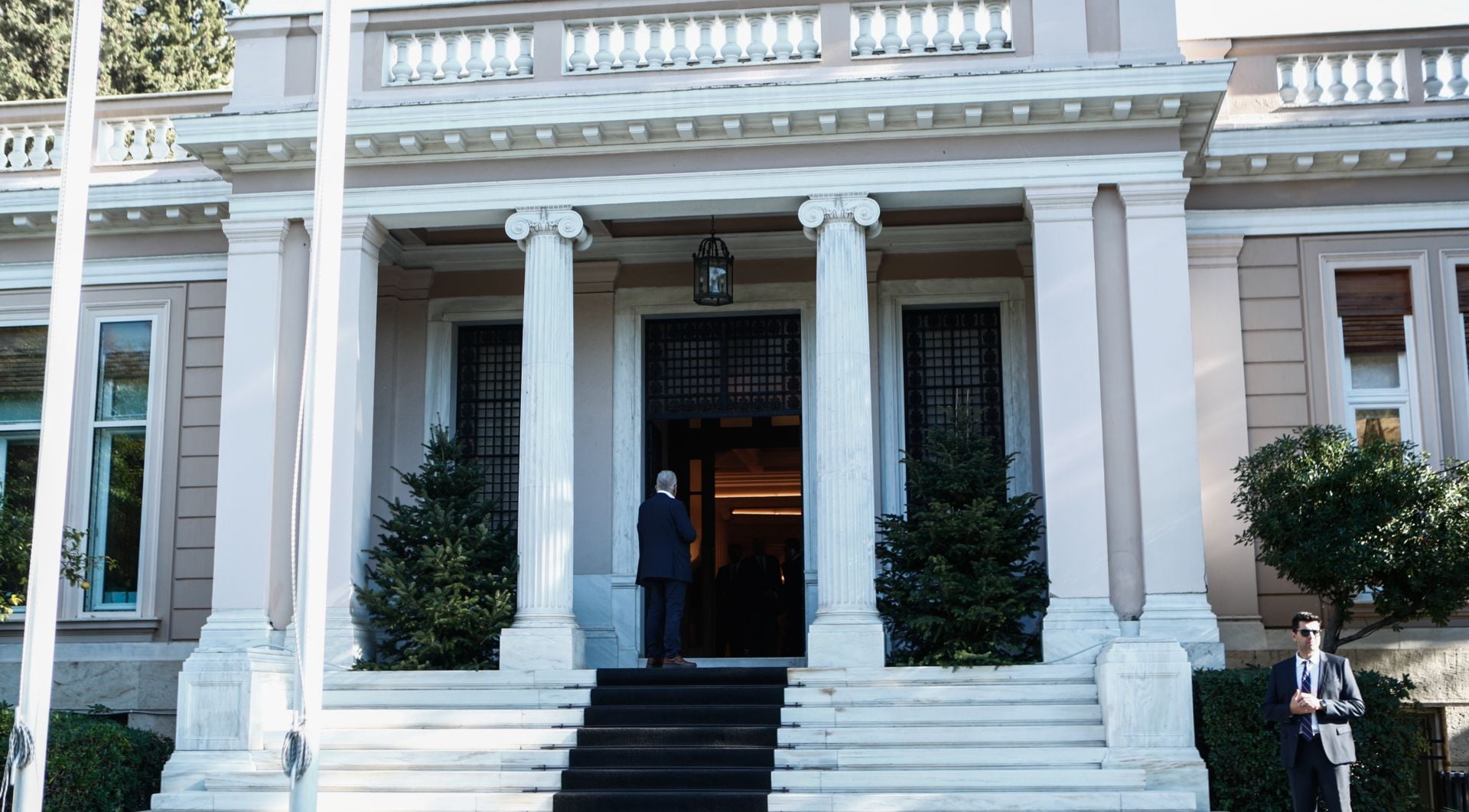 Σοβαρές διεθνείς εξελίξεις βλέπει το Μαξίμου