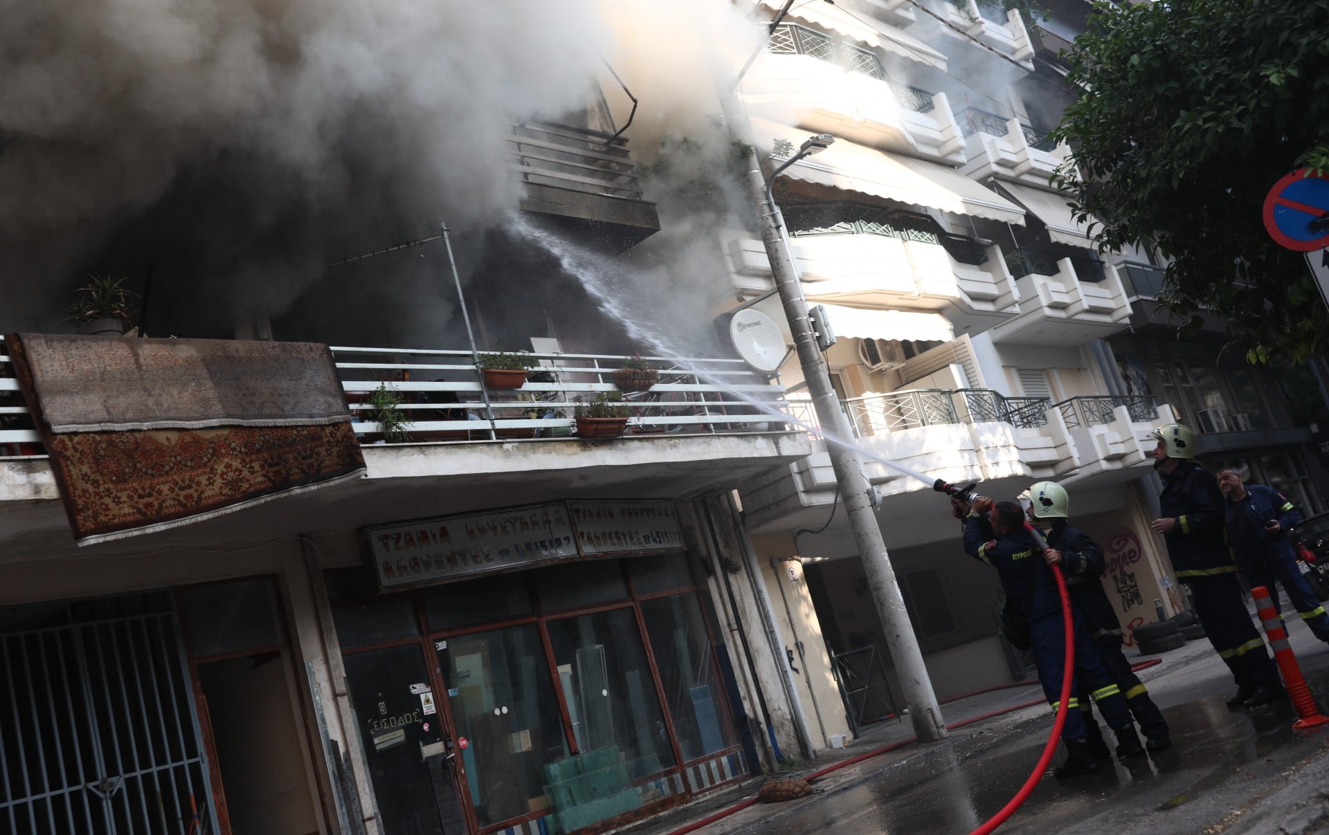 Μεγάλη φωτιά σε διαμέρισμα στον Πειραιά – Εκκενώθηκαν διπλανές πολυκατοικίες